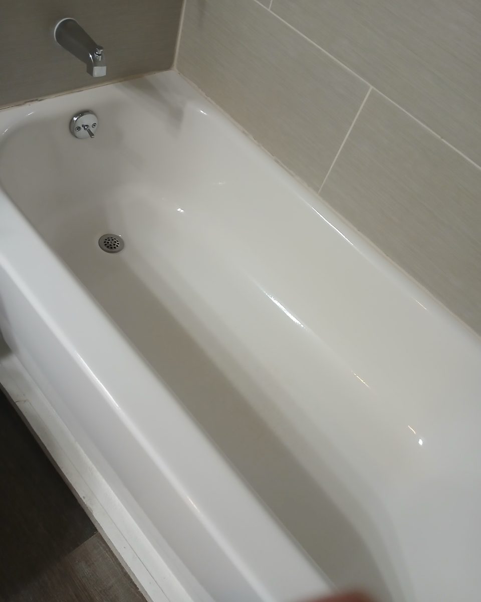 Bathtub & tile — after cleaning