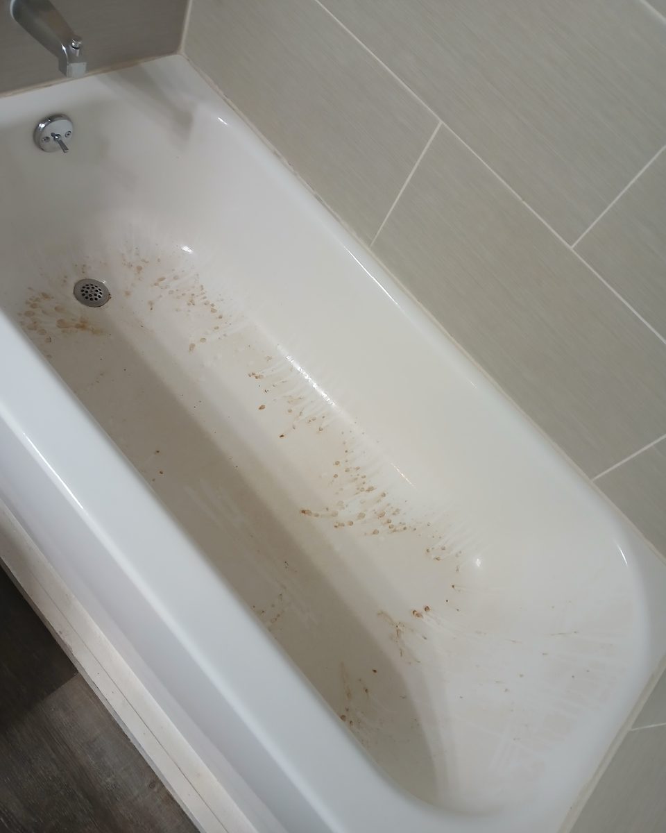 Bathtub & tile — before cleaning